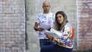 Jorge García e Isabel Montero, con documentos de las gestiones realizadas para mejorar la escolarización de su hija en el colegio público de Arzúa