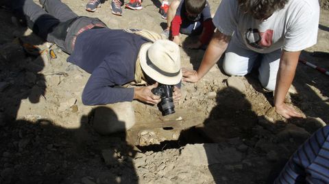 Un arquelogo saca fotos del interior de la tumba nmero 53, en la que apareci esta maana un esqueleto en muy buen estado de conservacin