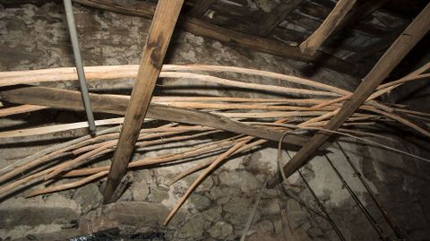 As tiras de madeira que non se usan de inmediato despois de pasar polo lume son gardadas nun recanto do obradoiro