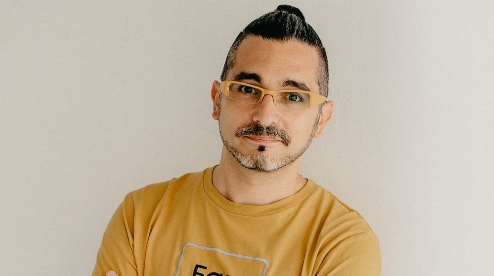 Mara Roman, con su perra Lassy, que ya vive con ella en Fuerteventura.