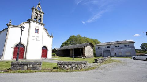 Ao fondo, o edificio da Cooperativa do Campo, construido despois da primeira sede, situada ao p da estrada de Vilalba s Pontes. 