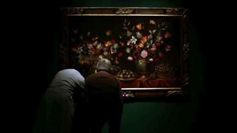 Restauradores repasan el marco de El mes de mayo de Antonio Ponce, una de las obras de artistas espaoles exhibidas en el Museo Nacional de Arte de Catalua