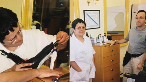 José Manuel Touriño y a su hermana posan en el 2001 en la peluquería con el muñeco de una tarta de una primera comunión que tuvieron que peinar. «Fue lo más extraño que nos pidieron»