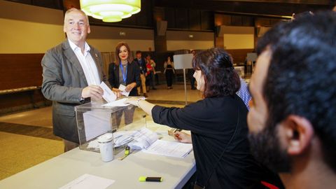 El candidato del PP, Miguel Lorenzo, votando en el Palacio de la Ópera