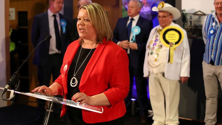 Lisa Forbes comparece tras ganar el escaño de Peterborough