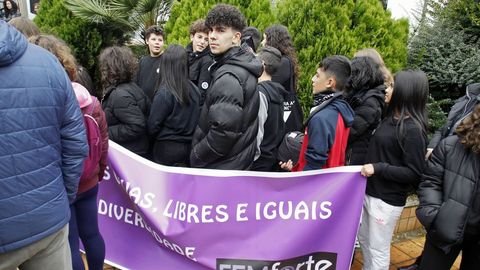 Estudiantes del instituto Daviña Rey, en la concentración frente al Ayuntamiento de Monforte con una pancarta del colectivo feminista Femforte