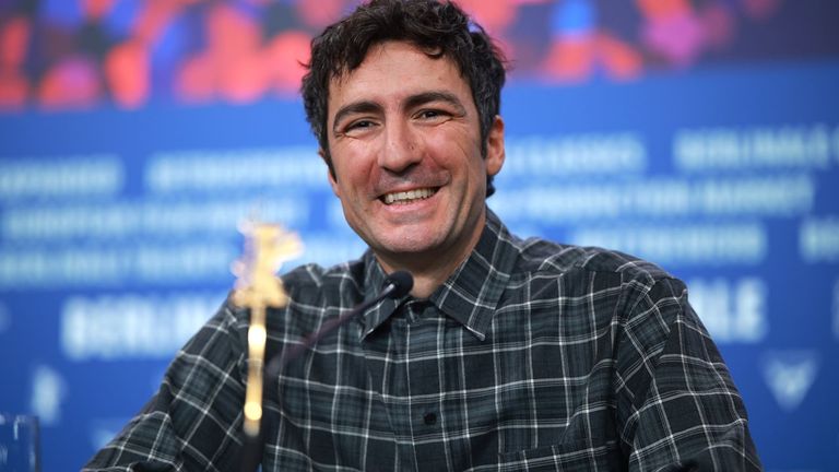 «Buena suerte, pásalo bien y no mueras», bizarra comedia fantástica de Gore Verbinski con Sam Rockwell como emisario del futuro