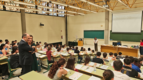 Alumnado en los minutos previos al inicio del examen de la PAU 2026 en un aula de la sede del Campus de El Cristo
