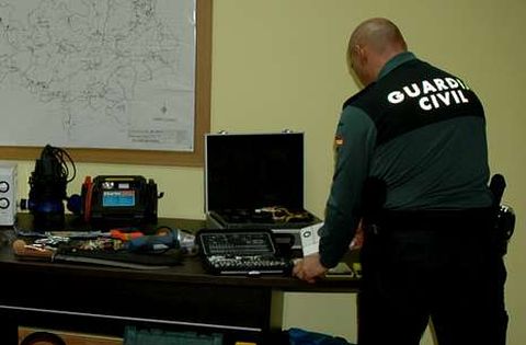 Un guardia civil, con objetos incautados que haban sido robados en Vila de Cruces.