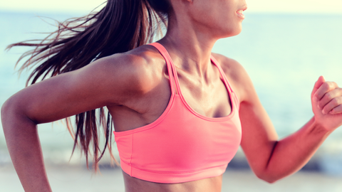 Uno de los modelos de sujetadores deportivos más populares es el de comprensión, también conocido como «crop top».