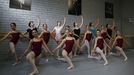 Jóvenes integrantes del Ballet de Galicia en uno de sus entrenamientos en Marín