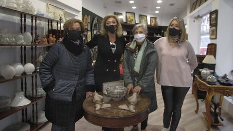 Isabel Ruiz y 
su equipo de 
O Mercadillo inauguraron un segundo local solidario en la calle Marcial del Adalid donde venden objetos que eran de una mujer que los retir de una casa de subastas de Madrid para donarlos. 