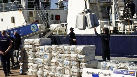 Descarga de la cocaína del velero Goldwasser en octubre del 2021 en Vigo