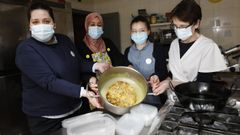 Dueas y trabajadoras del hotel Ras Altas, preparando comida para llevar durante la pandemia del coronavirus
