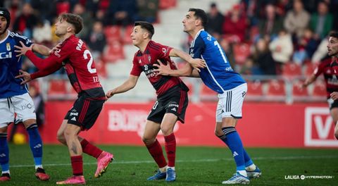 Dani Calvo disputa un baln durante el Mirands-Oviedo