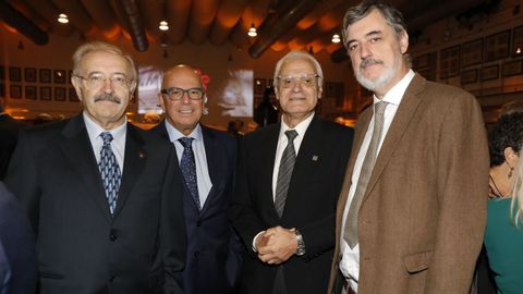 El académico Ramón Villares, Ernesto Sánchez Pombo, colaborador de La Voz, Víctor Freixanes, presidente de la RAG y el periodista Miguel-Anxo Murados.