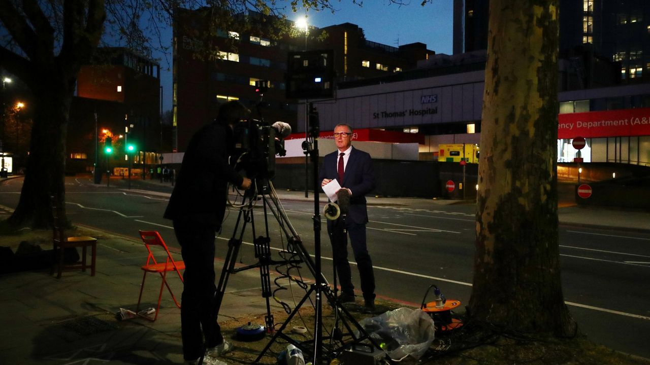 Los camioneros de Castrill�n animan el confinamiento a ritmo de claxon.Exterior del hospital ingl�s en cuya uci estuvo Boris Johnson