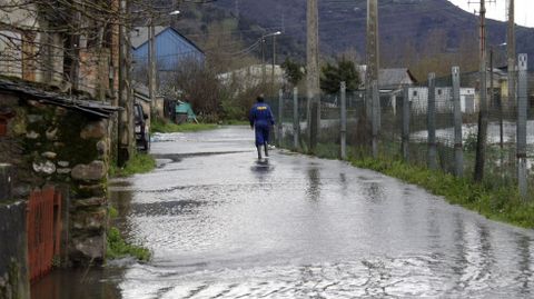 Inundaciones en la provincia de Ourense.La crecida del Sil ha inundado un centenar de casas en O Barco de Valdeorras, además de fincas, huertas y el Malecón
