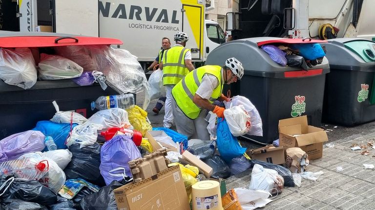 Prosigue la retirada de más de 1.400 toneladas de basura en Vigo tras 4 días de huelga