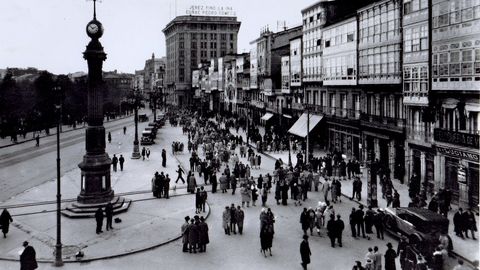 Una vista del Obelisco, hacia 1933, con el edificio del Banco Pastor al fondo con un cartel publicitario sobre la terraza