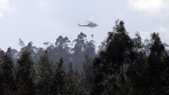 Un helicóptero, en un incendio forestal en Alfoz (imagen de archivo)
