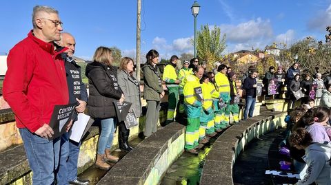 Participantes en la concentración del 25-N en A Pobra do Brollón, que se llevó a cabo en el área recreativa de Samugueiros