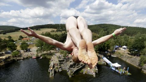 La competicin de salto de Hrimezdice, Repblica Checa, deja instantneas como las de este participante, ejecutando una voltereta