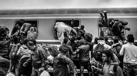 Fotografa de inmigrantes en Croacia de Manu Brabo premiada con el Memorial Joaqun Bilbao