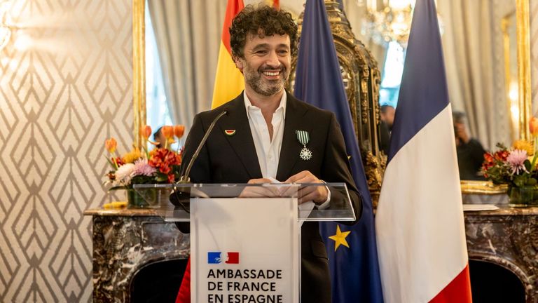 Rodrigo Sorogoyen recibe la Orden de las Artes y las Letras del Gobierno francés