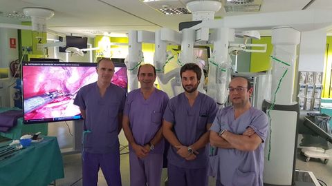 Hace unos meses, los doctores Ponce, Chantada, Vzquez Martul y Surez Pascual operaron con el Da Vinci en el quirfano experimental del Hospital Universitario A Corua
