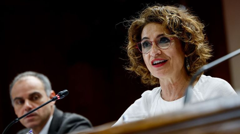 La ministra Montero descarta cambiar la regla de gasto de las autonomías para flexibilizar el acceso al superávit
