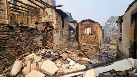 Aldea de Vilar, en O Courel, destrozada por el fuego