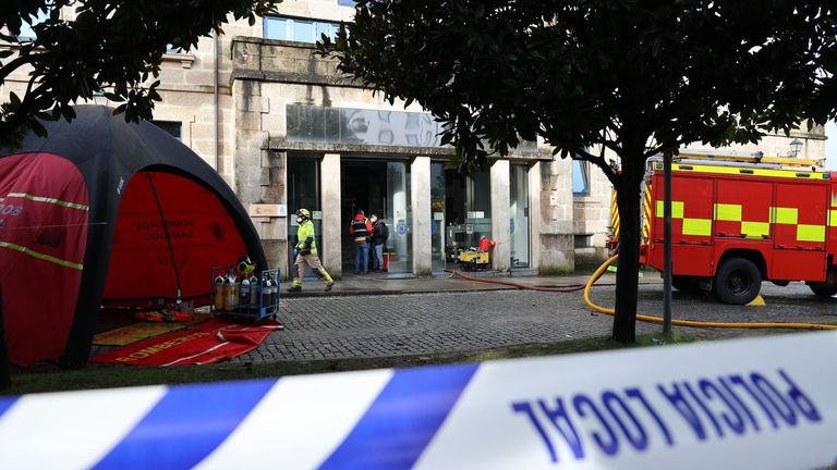 El incendio obliga a cerrar la comisaría de Santiago y a habilitar servicios en carpas y en el edificio anexo