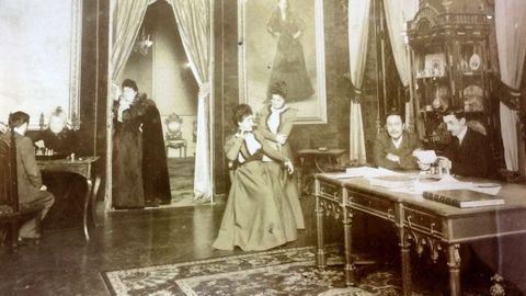 Imagen de la condesa de Pardo Bazán, con su familia, en las torres de Meirás