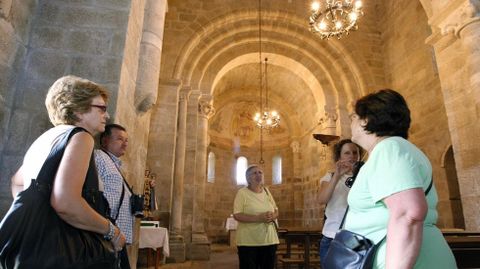 Una visita en el interior de la iglesia de Eir, en Pantn
