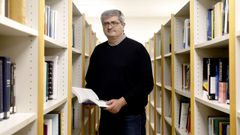 Pérez Muñuzuri fotografiado en la biblioteca de la Facultade de Física de la USC