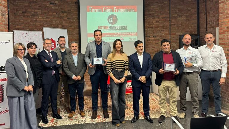 Premiados por la Asociación de Franquicias y Emprendedores del Principado de Asturias (Víctor Valenzuela en el centro)