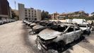 Vehículos oficiales incendiados en el Ministerio del Interior en los enfrentamientos del sábado en Trípoli.