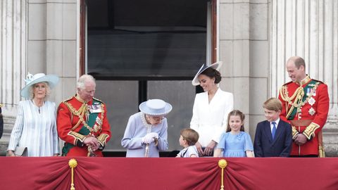 La reina habla con su bisnieto, el príncipe Luis, junto al resto de la familia real en el balcón de Buckingham
