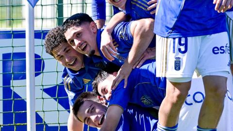 Los jugadores del Vetusta celebran uno de los goles al Salamanca UDS