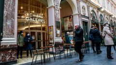 Varias personas a las puertas de un cine en Bruselas