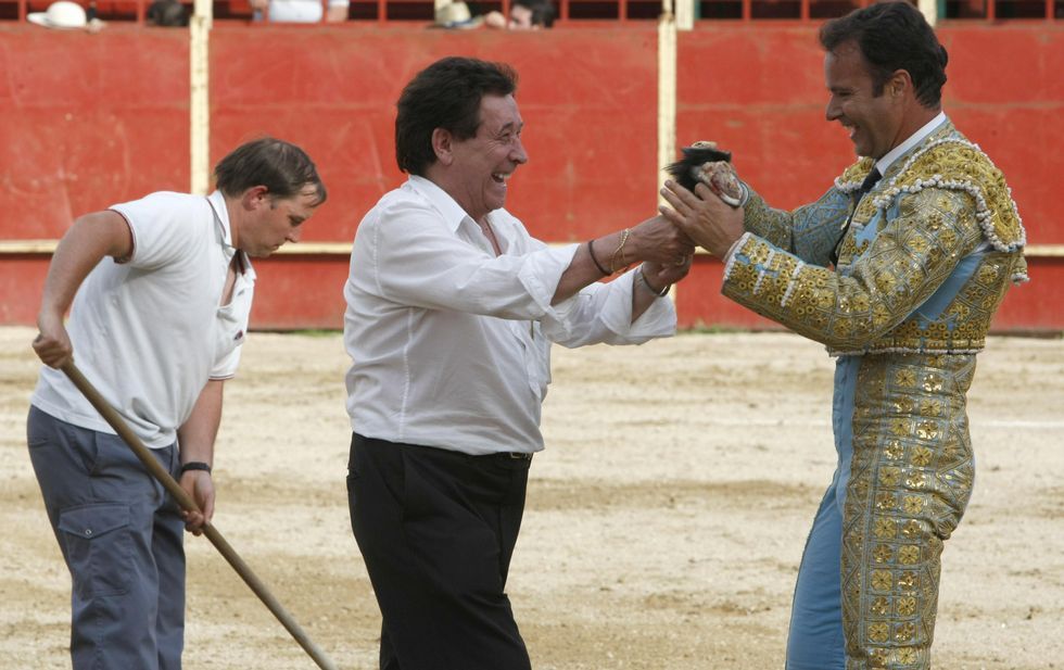 Juan Santos, centro, entregando las dos orejas al El NI�o de la Taurina en Sarria. 