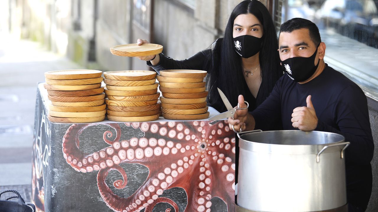 El venezolano Thor Rodrguez abri hace una dcada el bar O Boneco. Lo decor como siempre haba imaginado, como una casa, destaca mientras descuelga una 'B' que hered de otro local. Era del restaurante gallego que mis padres abrieron en Caracas al llegar a la emigracin, muestra con orgullo