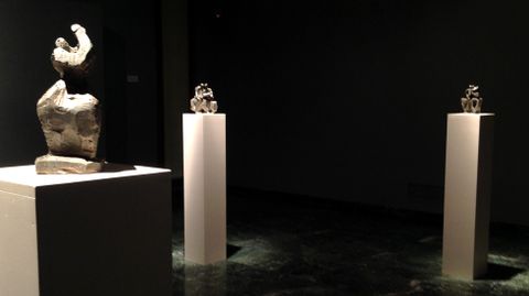 Un aspecto general de la muestra, con tres de las esculturas de Oteiza