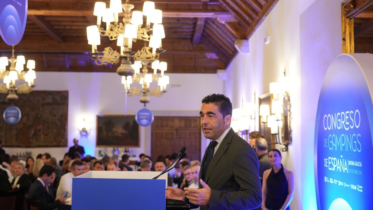 El presidente de la Diputaci�n de Pontevedra, Luis L�pez, en el congreso sobre c�mpings celebrado en Baiona