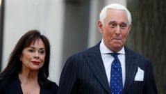 Roger Stone, ex asesor de campaña de Trump, llega con su esposa Nydia al tribunal