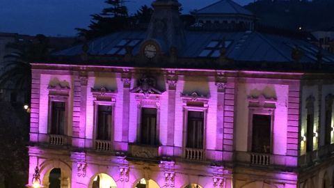 La fachada de la casa consistorial de Villaviciosa iluminada de morado en homenaje a su Semana Santa.