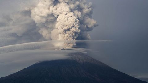El monte Agung, en Karangasem, en la isla Indonesia de Bali. Miles de turistas tuvieron que ser evacuados el pasado noviembre