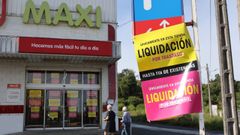 El Maxi Dia de Fene anuncia con carteles la liquidacin de sus productos por traspaso hasta fin de existencias