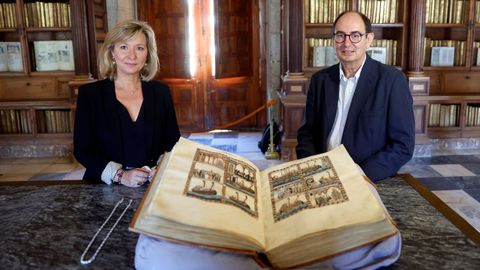 A presidenta de Patrimonio Nacional, Llanos Castellanos, e o director da biblioteca do Escorial, Jos Luis del Valle, cun dos cdices das Cantigas.